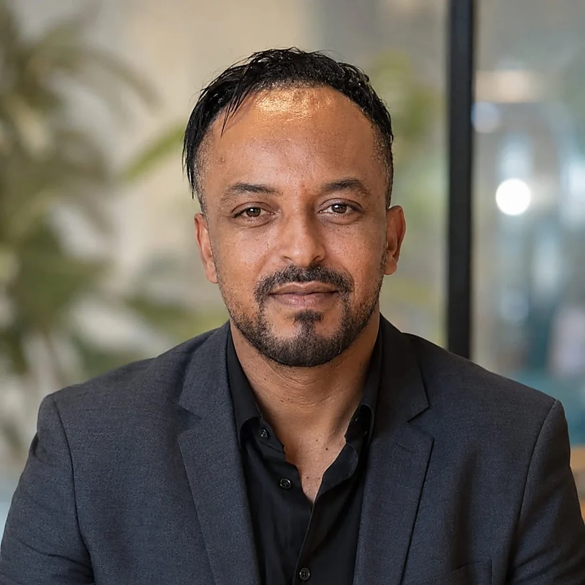Portrait de Mohamed Eddakhama, dirigeant d’EKB Conseils